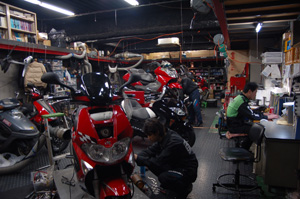 ピアッジオグループ社のバイクは経験豊富で確かな知識を持った専門のスタッフが整備致します。地下一階には専用メンテナンス工場があります。